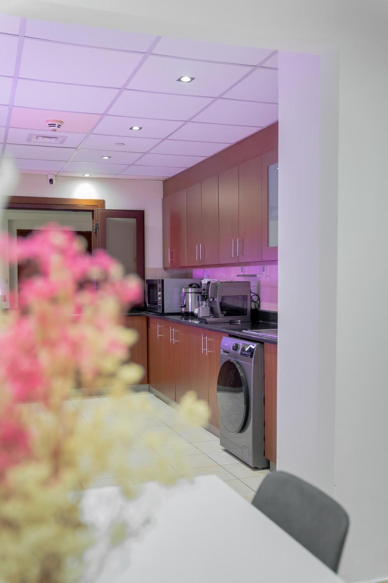 Auberge de jeunesse Berloga Capsule Jbr à Dubaï Extérieur photo